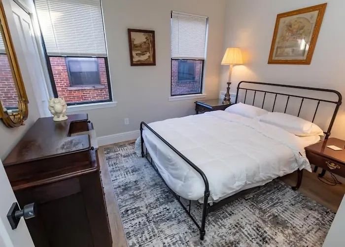 Historic & Sophisticated Walk To Casino Stadiums Apartment *